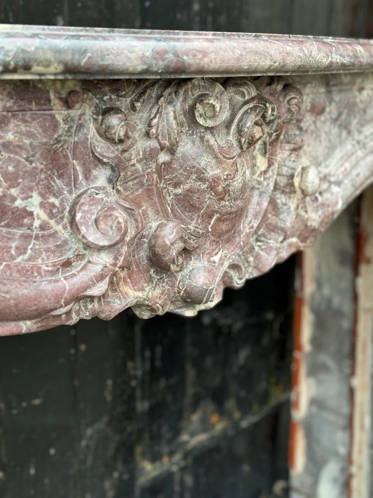 Mantello in marmo con fiori di pesco in stile Regence, XVIII secolo