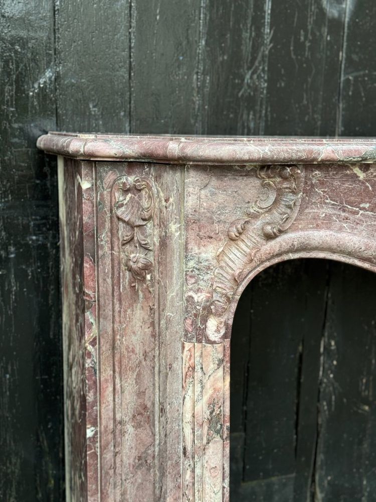 Mantello in marmo con fiori di pesco in stile Regence, XVIII secolo