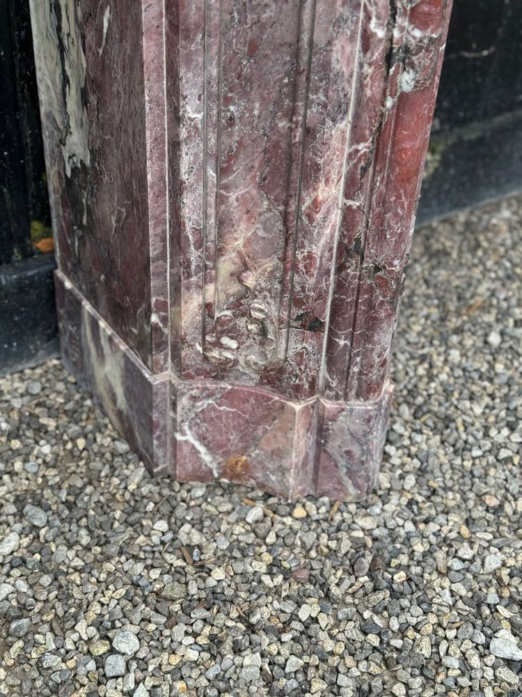 Mantello in marmo con fiori di pesco in stile Regence, XVIII secolo