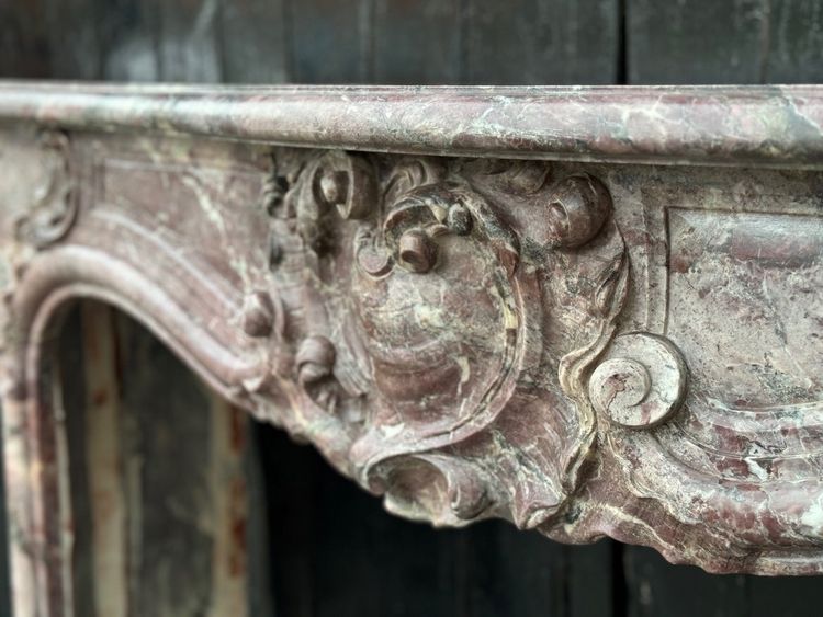 Mantello in marmo con fiori di pesco in stile Regence, XVIII secolo