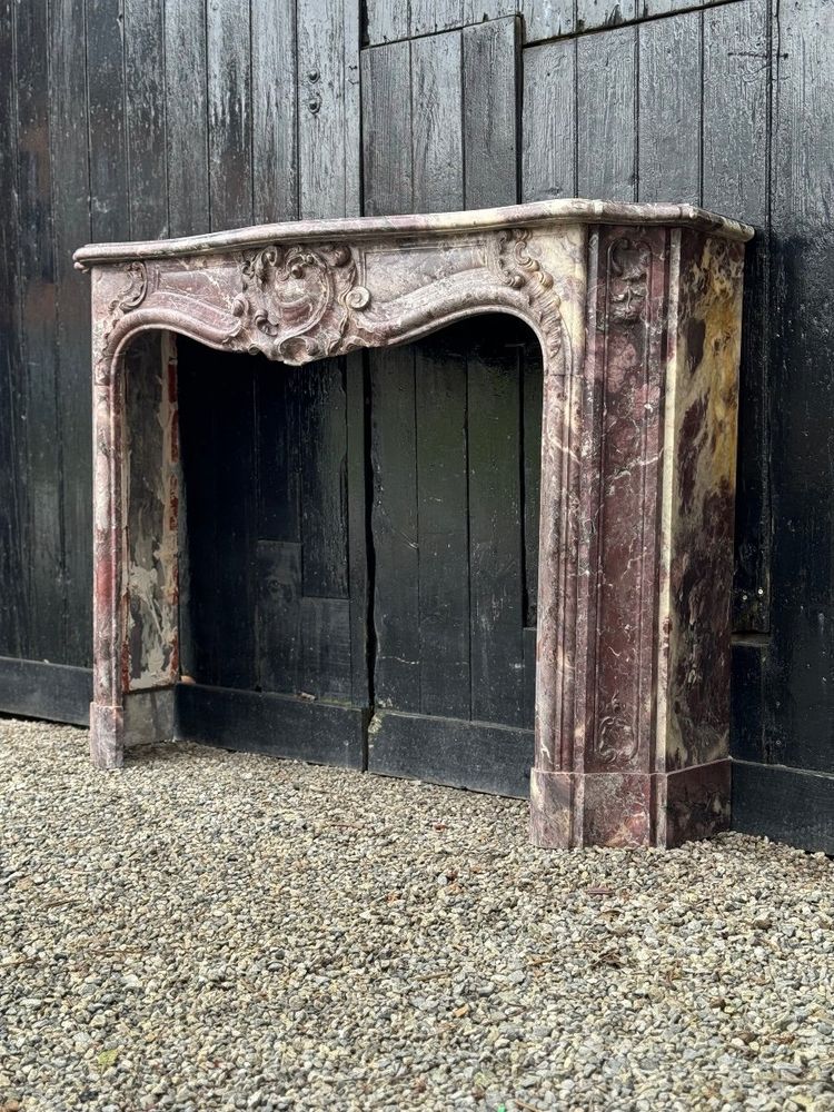 Mantello in marmo con fiori di pesco in stile Regence, XVIII secolo