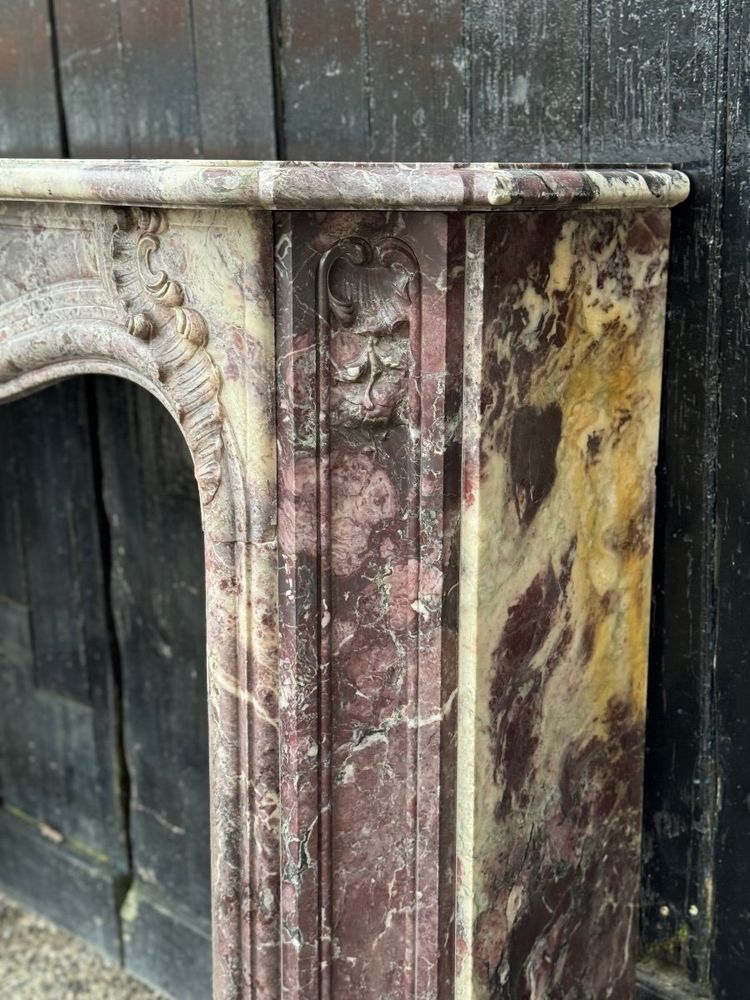 Mantello in marmo con fiori di pesco in stile Regence, XVIII secolo