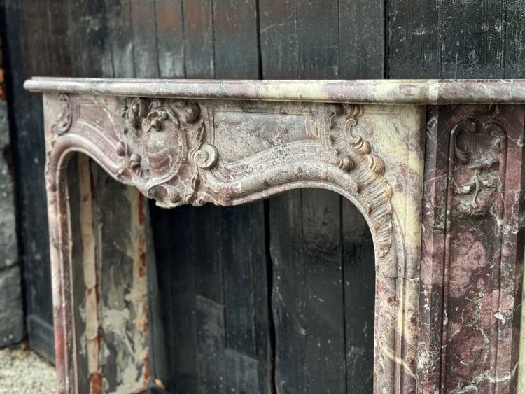 Mantello in marmo con fiori di pesco in stile Regence, XVIII secolo