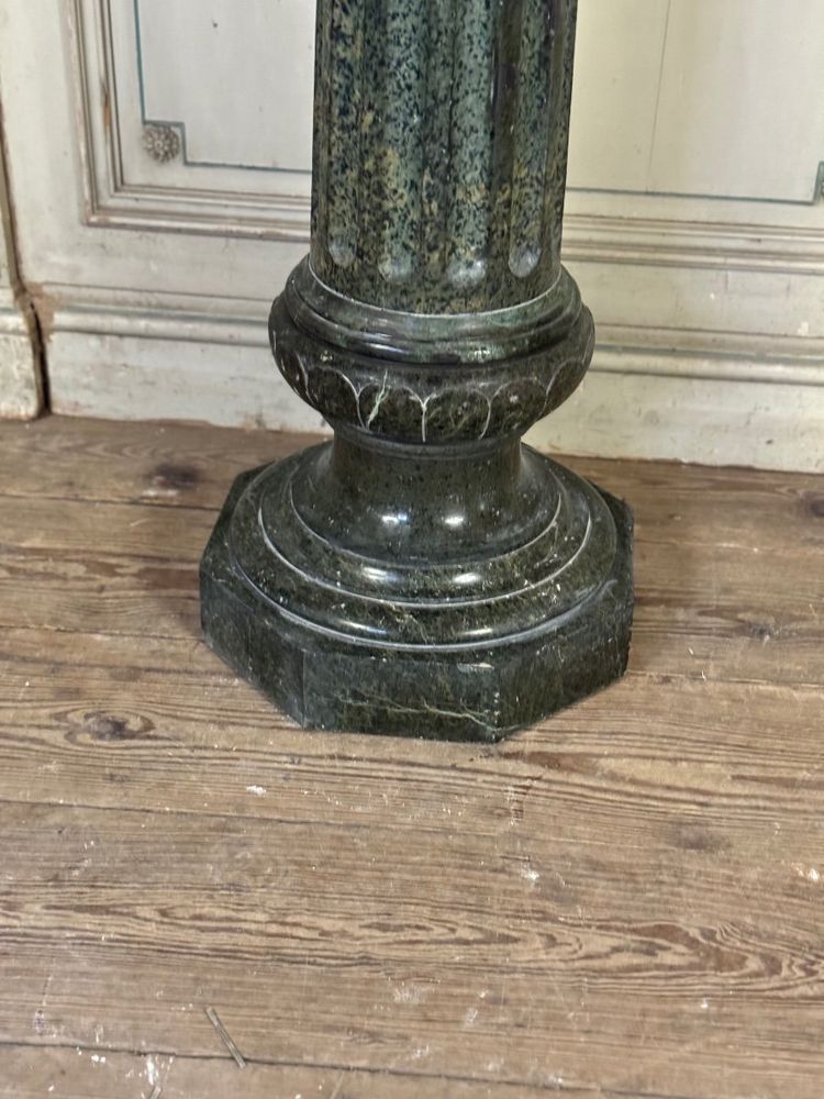 Geriffelte Säule aus Serpentinmarmor, um 1880