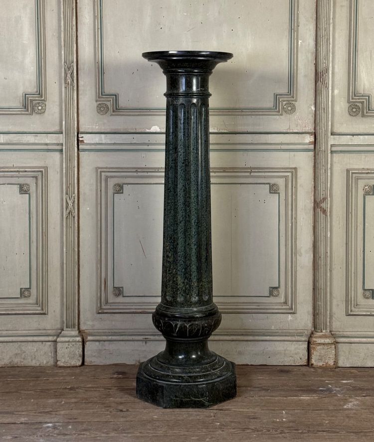 Geriffelte Säule aus Serpentinmarmor, um 1880