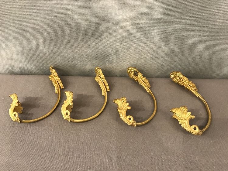 Ensemble de 4 embrasses en bronze doré d'époque 19 ème de style Louis XV 
