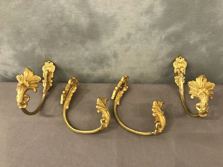 Ensemble de 4 embrasses en bronze doré d'époque 19 ème de style Louis XV 