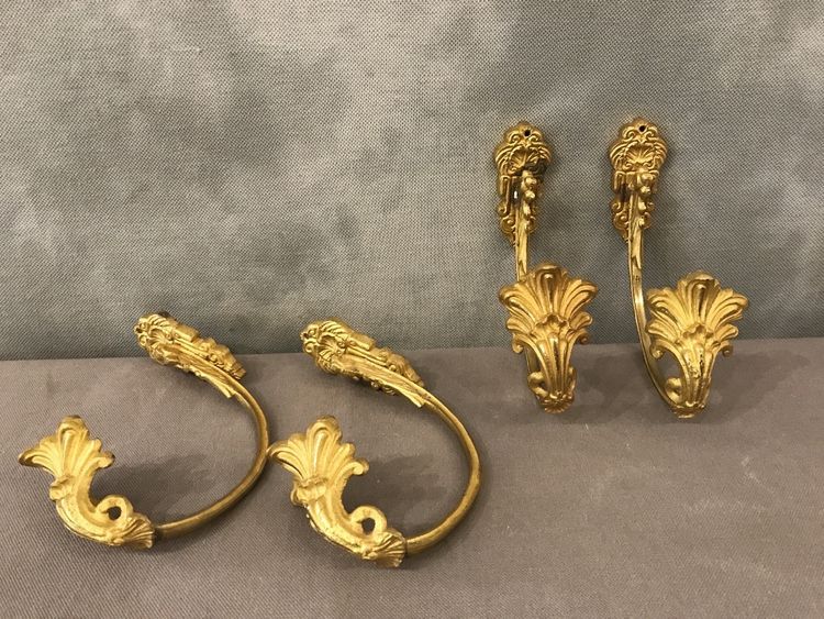 Ensemble de 4 embrasses en bronze doré d'époque 19 ème de style Louis XV 