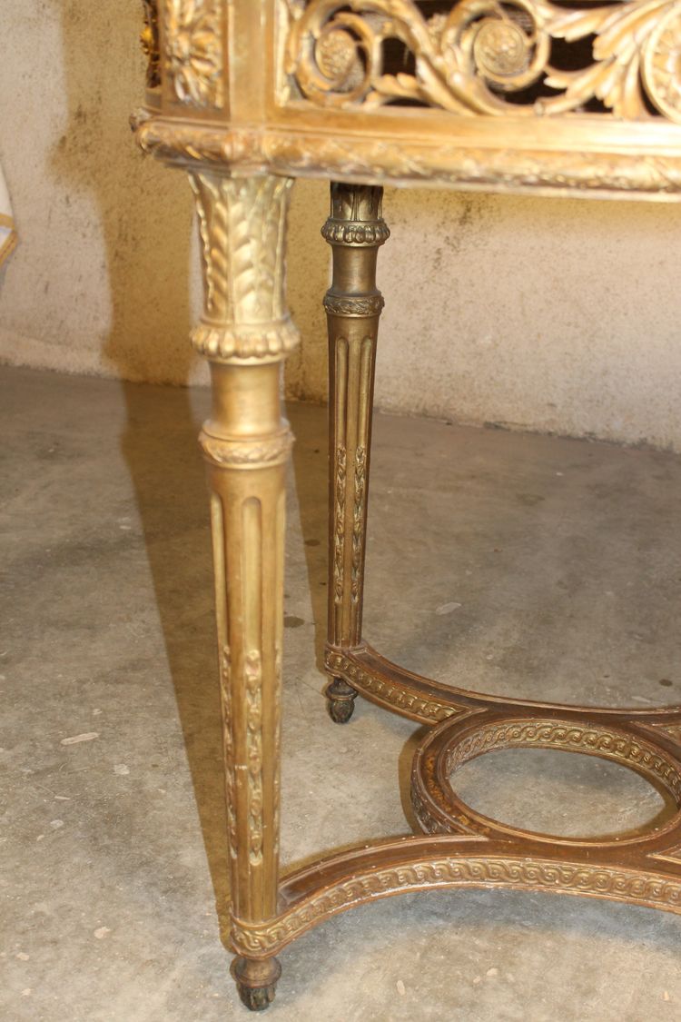 Table guéridon en bois sculpté doré de style Louis XVI époque 19ème