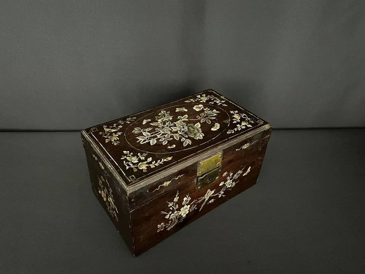 Scatola asiatica in legno esotico e madreperla – Vietnam o Cina, fine XIX secolo