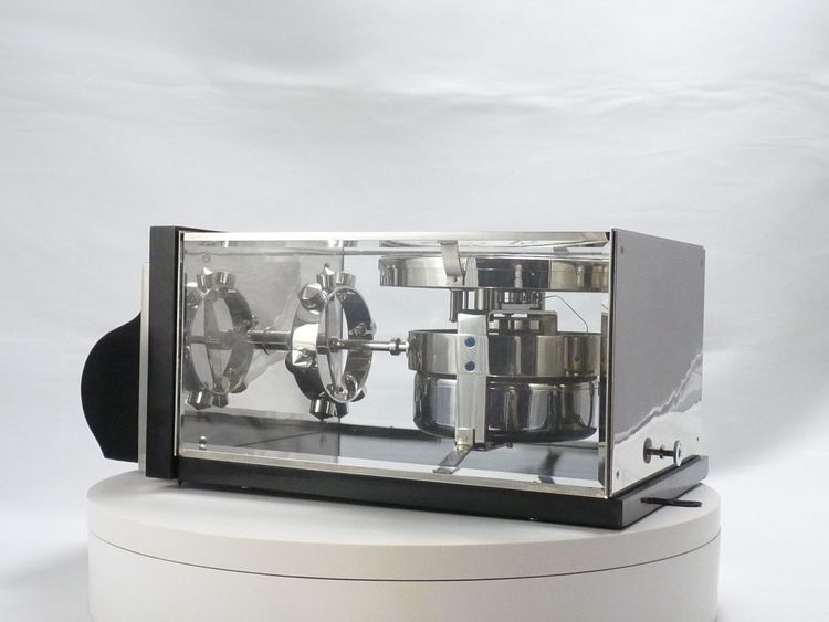 Atmos wall clock by Jean Léon Reutter