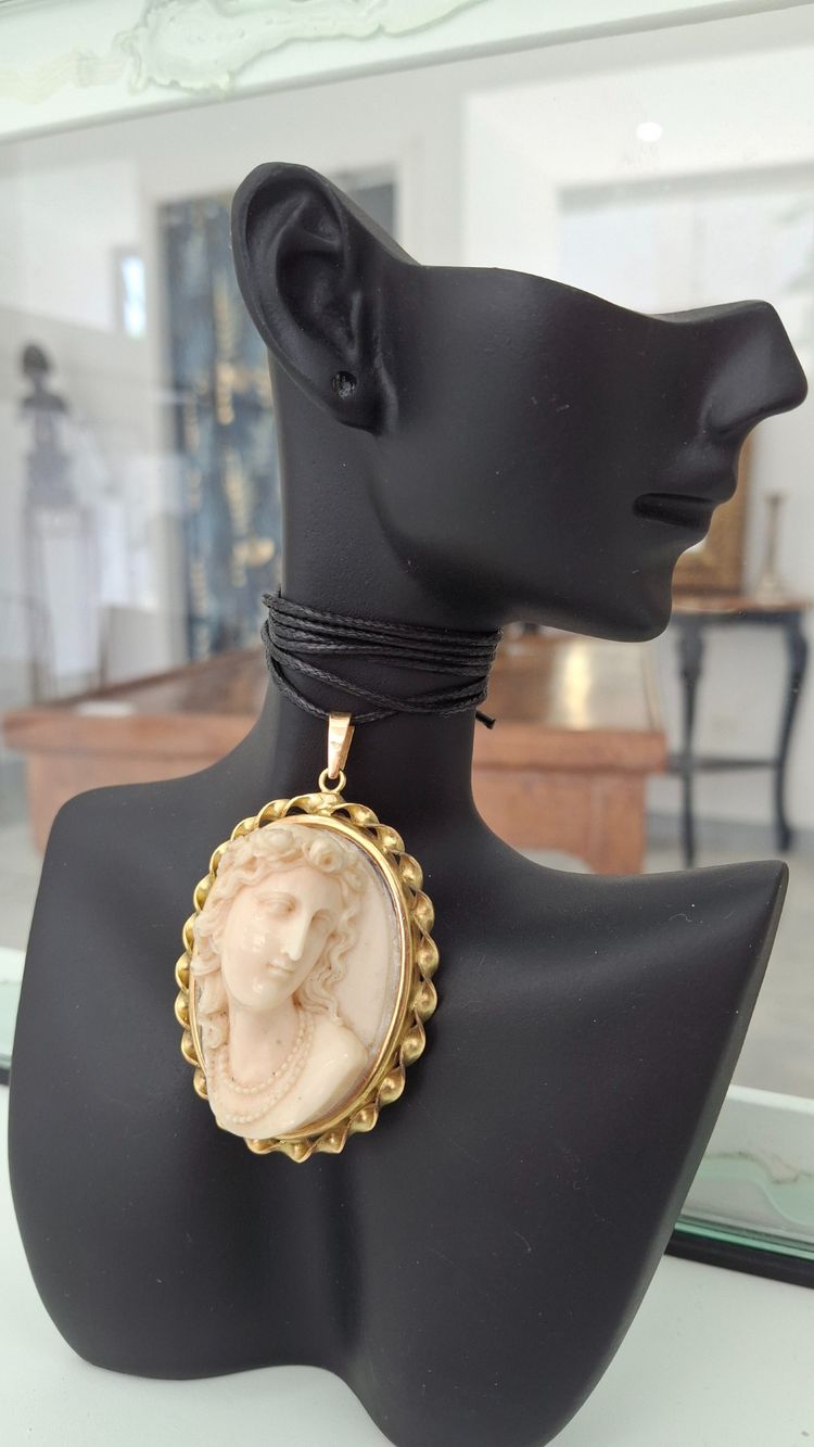 Cammeo in avorio e oro 18k