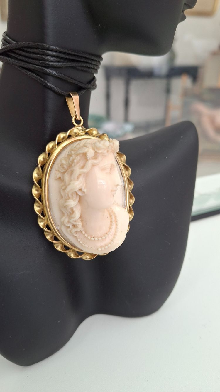 Cammeo in avorio e oro 18k