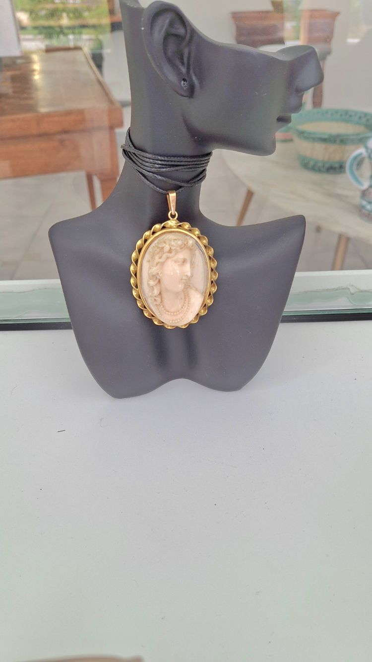 Cammeo in avorio e oro 18k