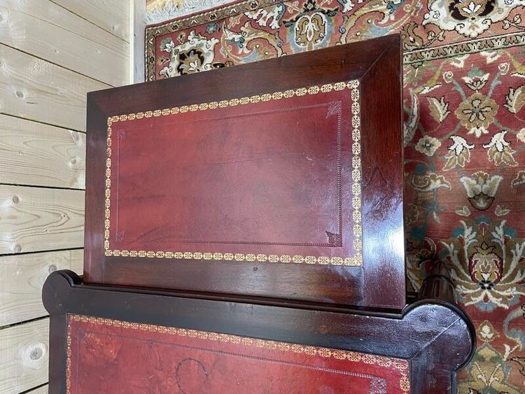 Scrivania piatta di stile Louis XVI e pelle rossa
