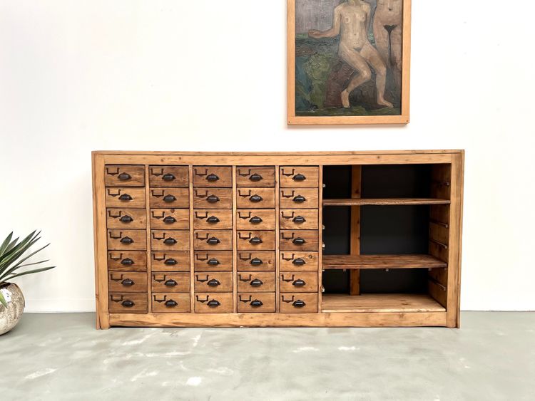 Mobiletto portaoggetti con 35 cassetti, circa 1950