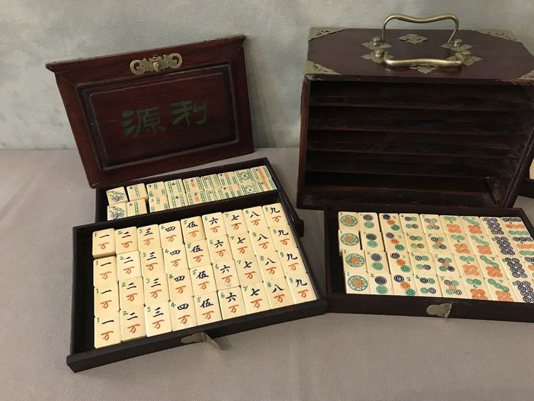 Set di mahjong antico in osso e bambù nella sua scatola