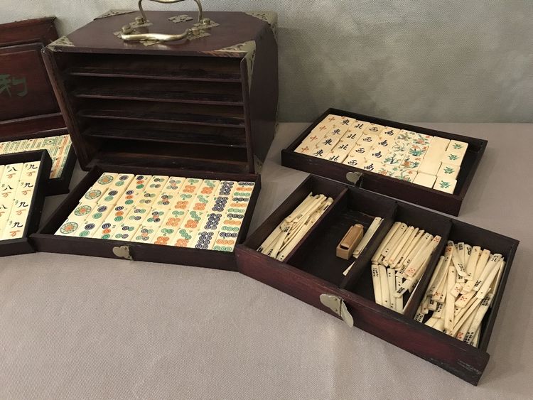 Set di mahjong antico in osso e bambù nella sua scatola