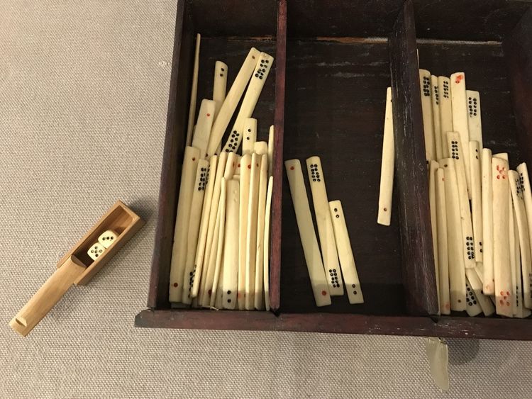 Set di mahjong antico in osso e bambù nella sua scatola