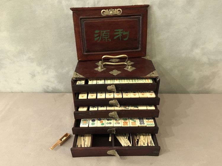 Set di mahjong antico in osso e bambù nella sua scatola