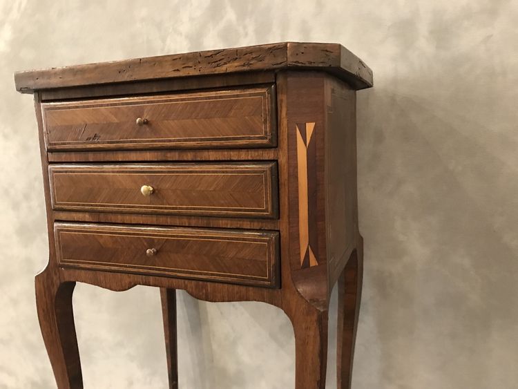 Piccolo comodino in legno intarsiato del XIX secolo
