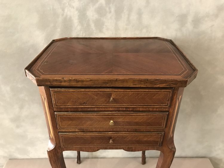 Piccolo comodino in legno intarsiato del XIX secolo