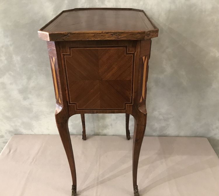 Piccolo comodino in legno intarsiato del XIX secolo