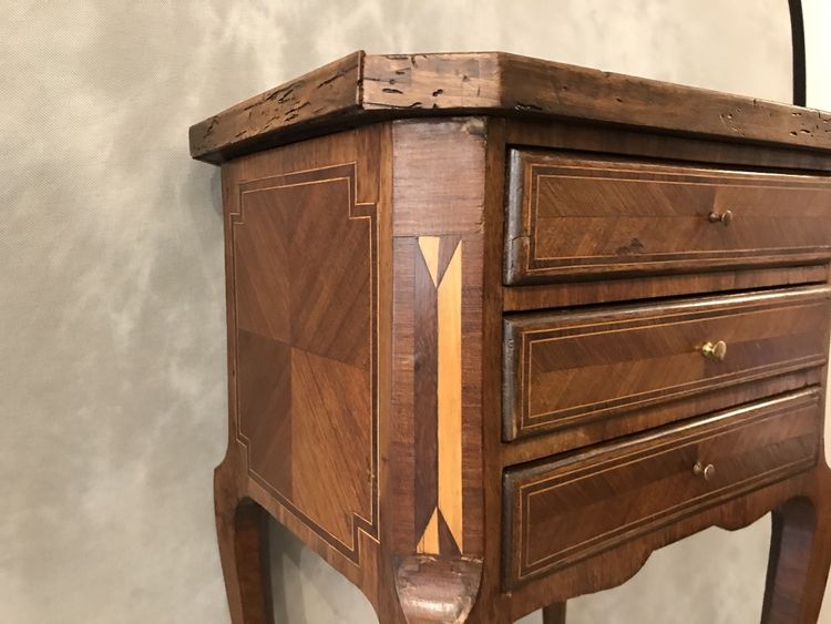 Piccolo comodino in legno intarsiato del XIX secolo