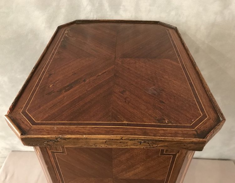 Piccolo comodino in legno intarsiato del XIX secolo