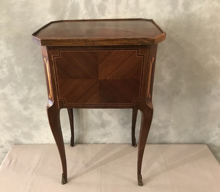 Piccolo comodino in legno intarsiato del XIX secolo