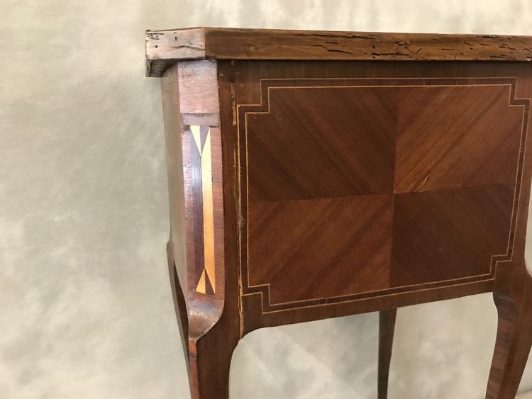 Piccolo comodino in legno intarsiato del XIX secolo