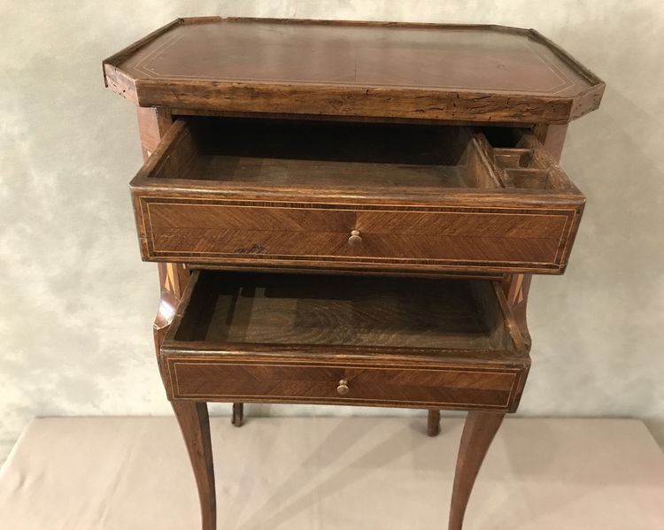 Piccolo comodino in legno intarsiato del XIX secolo
