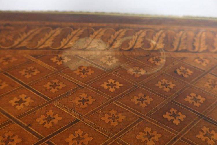 Table de milieu en marqueterie XIXème siècle