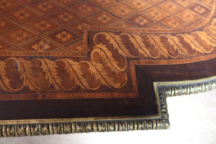 Table de milieu en marqueterie XIXème siècle