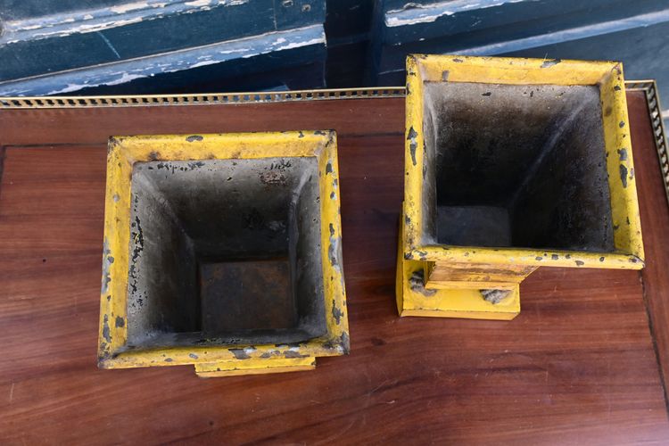 pair of planters in Italian-style sheet metal, Empire period work