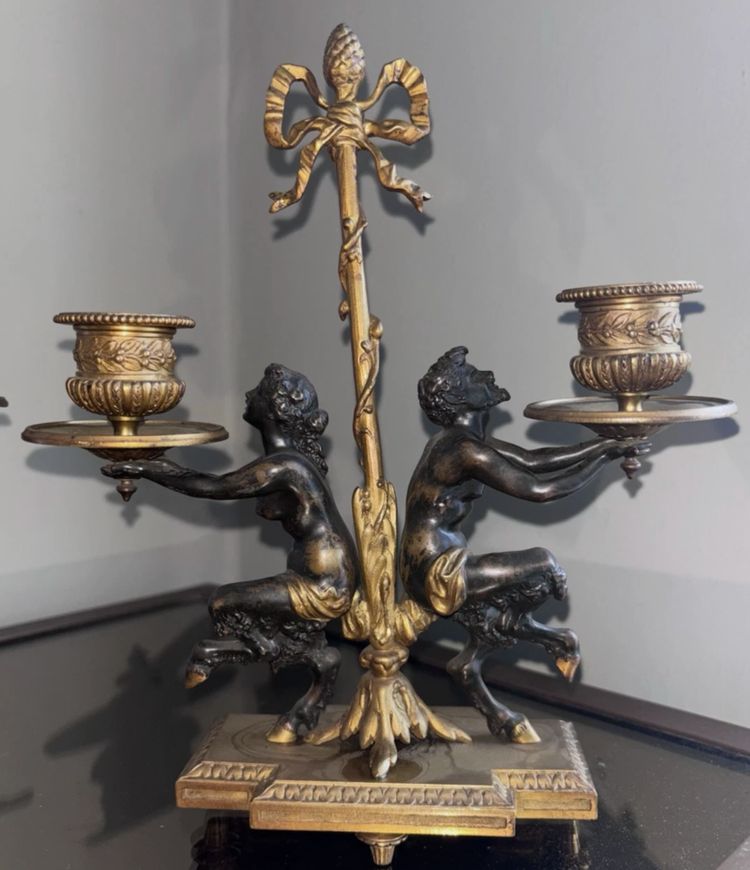 Coppia di candelieri Impero del XIX secolo in bronzo dorato policromo, decorati con un fauno e una fauna femmina