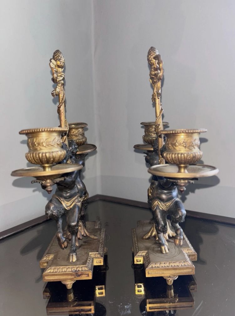 Coppia di candelieri Impero del XIX secolo in bronzo dorato policromo, decorati con un fauno e una fauna femmina