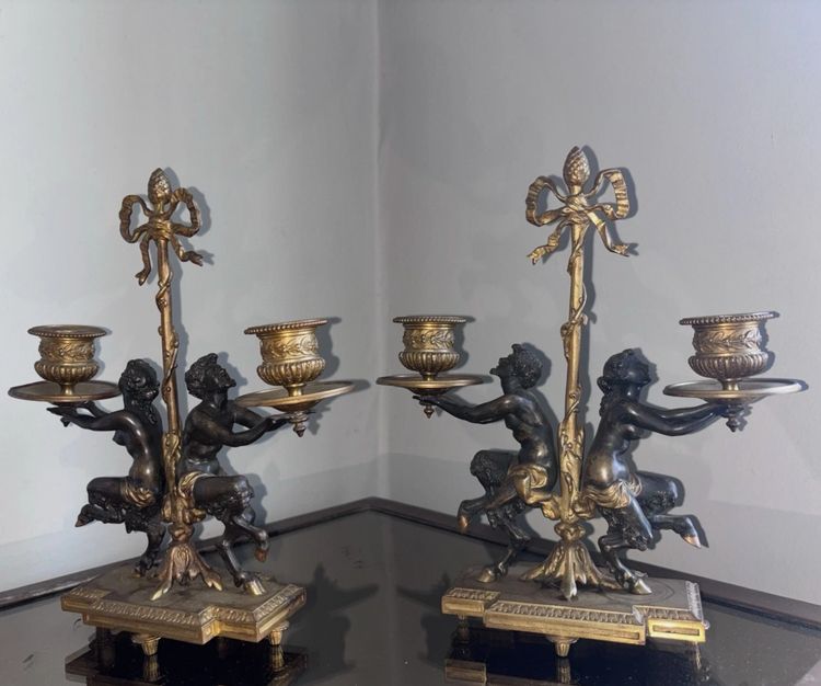 Coppia di candelieri Impero del XIX secolo in bronzo dorato policromo, decorati con un fauno e una fauna femmina