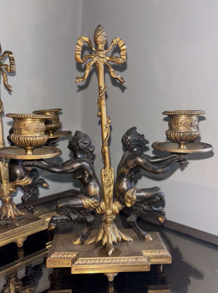 Coppia di candelieri Impero del XIX secolo in bronzo dorato policromo, decorati con un fauno e una fauna femmina
