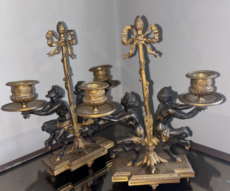 Coppia di candelieri Impero del XIX secolo in bronzo dorato policromo, decorati con un fauno e una fauna femmina