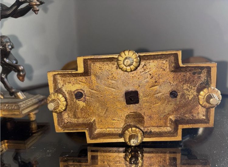 Coppia di candelieri Impero del XIX secolo in bronzo dorato policromo, decorati con un fauno e una fauna femmina