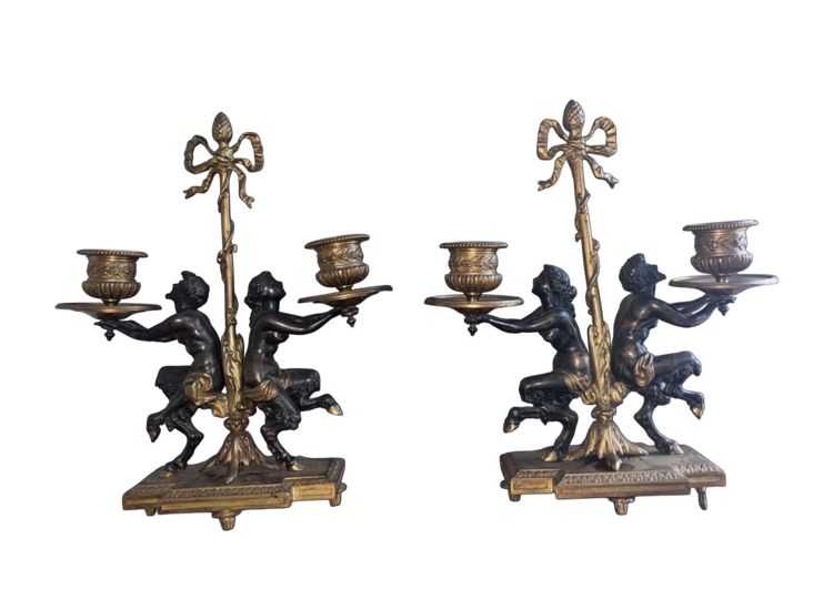 Coppia di candelieri Impero del XIX secolo in bronzo dorato policromo, decorati con un fauno e una fauna femmina