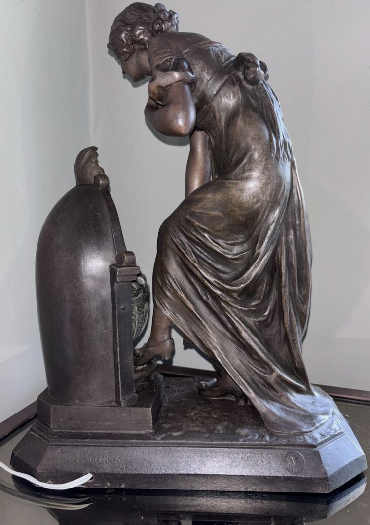 CAUSSÉ Julien (1869-1909) Woman at the fountain Large Art Nouveau night light Spelter Signed