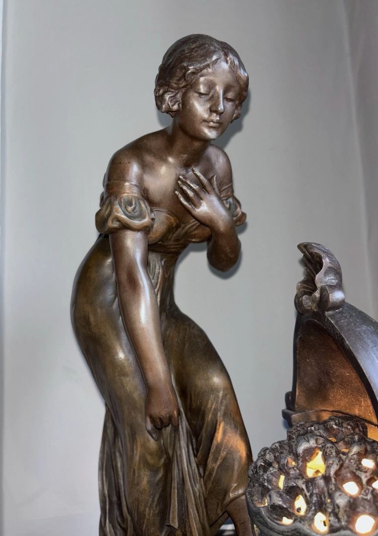 CAUSSÉ Julien (1869-1909) Woman at the fountain Large Art Nouveau night light Spelter Signed