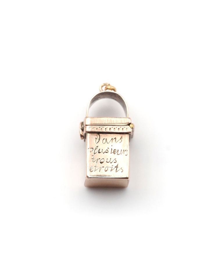 Pendentif message secret cheminée ou puits, architecturé, bijou ancien à secret, message