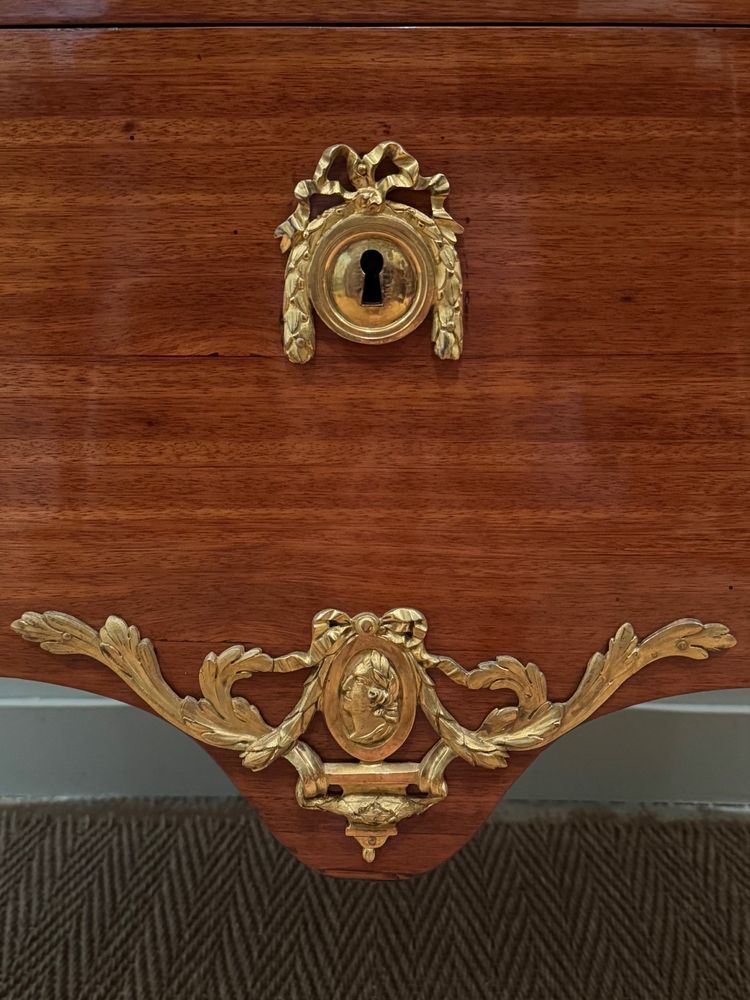 Magnifique commode en satiné estampillée d'époque Transition