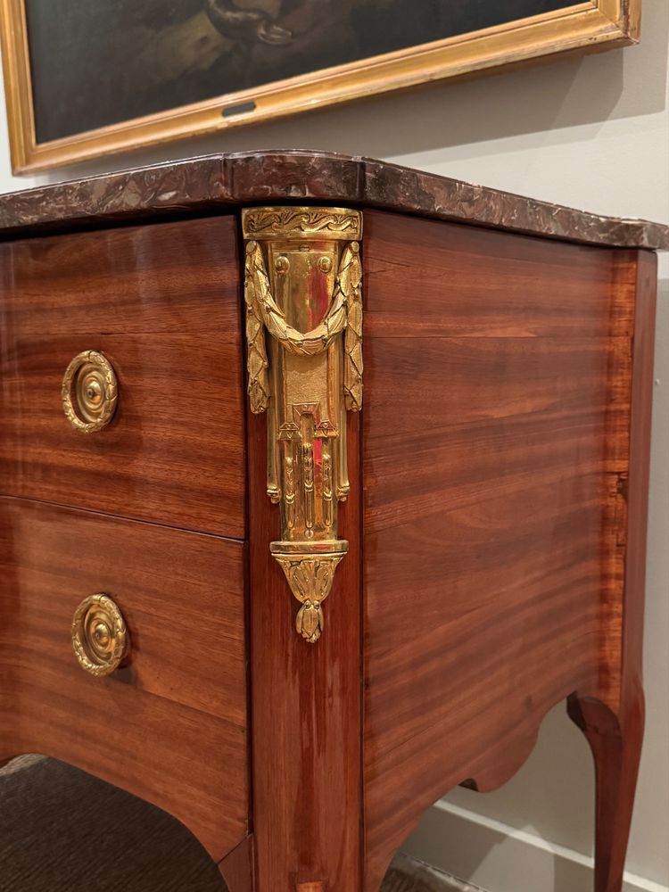 Magnifique commode en satiné estampillée d'époque Transition