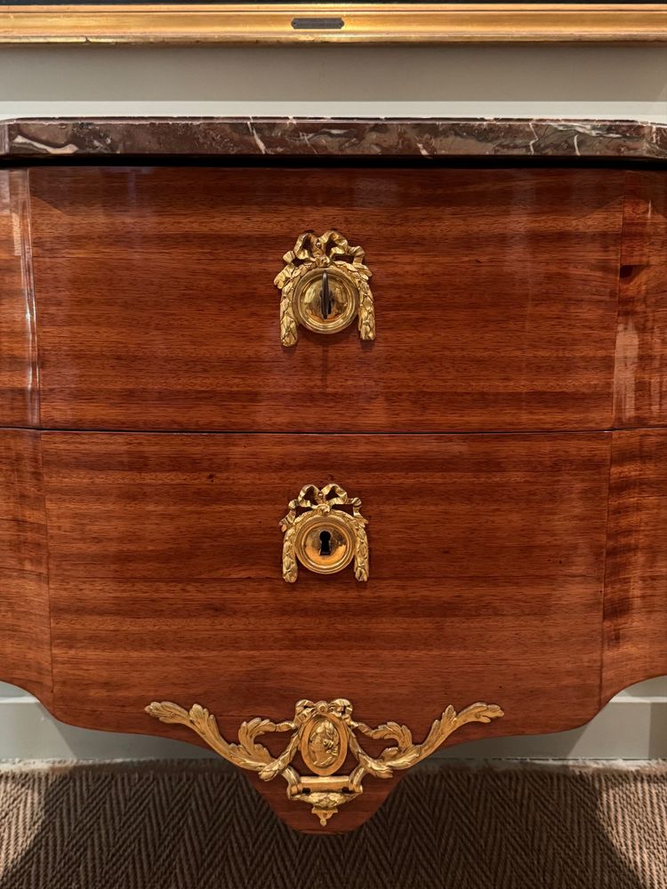 Magnifique commode en satiné estampillée d'époque Transition