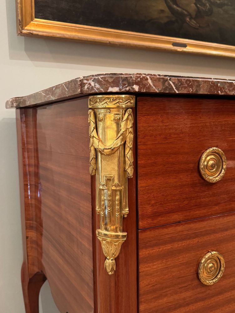 Magnifique commode en satiné estampillée d'époque Transition
