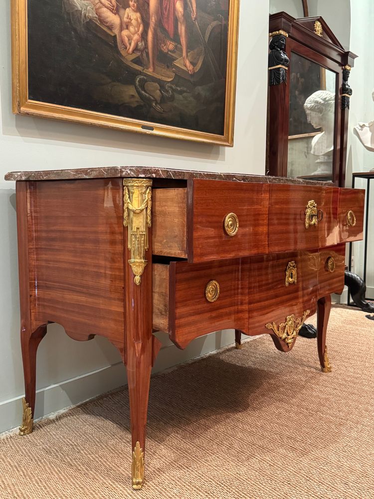 Magnifique commode en satiné estampillée d'époque Transition